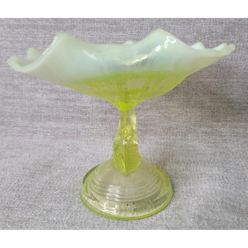 Fenton vintage vaseline